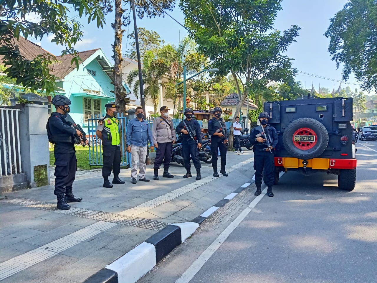Personil Sat Brimobda Polda Sumbar laksanakan Patroli Skala Besar pada perayaan Natal 2021 di Kota Bukittinggi